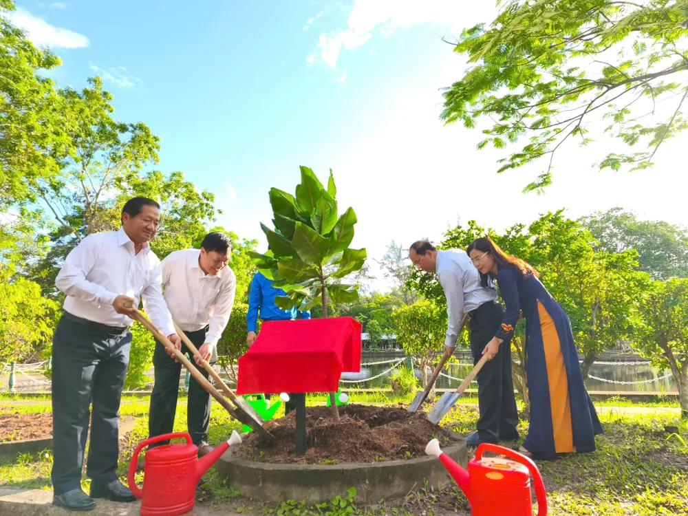 Bí thư Tỉnh uỷ Cà Mau Nguyễn Hồ Hải cùng lãnh đạo tỉnh thực hiện nghi thức trồng cây