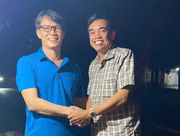 Ông Trần Văn Tâm (áo xanh) vui mừng khi được tại ngoại