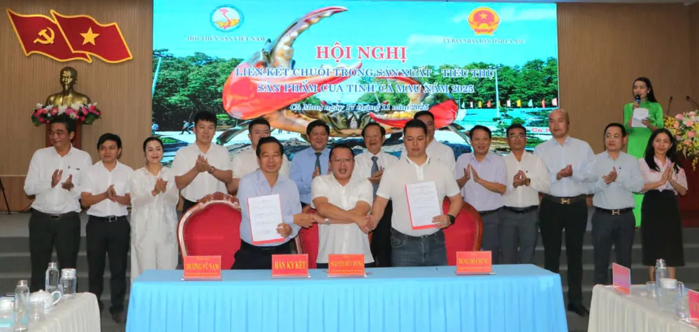 Đại diện Sở Công thương Cà Mau, Hội Thuỷ sản Việt Nam và Hiệp hội doanh nghiệp vừa và nhỏ Thành Cảnh (Trung Quốc) ký kết biên bản hợp tác, phát triển ngành cua tỉnh Cà Mau