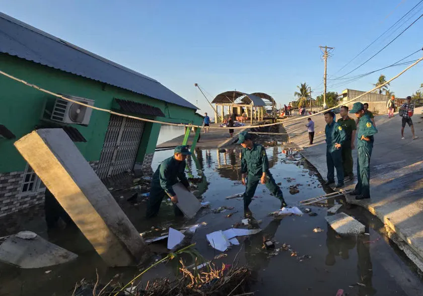 Ông Lê Tấn Công, Phó Chủ tịch UBND xã Đầm Dơi đang chỉ đạo lực lượng hỗ trợ dân khắc phục thiệt hại.jpg