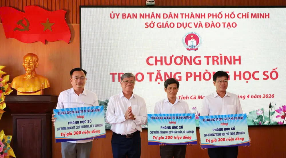 Sở GD-ĐT TPHCM trao tặng 3 phòng học số cho các trường ven biển tỉnh Cà Mau