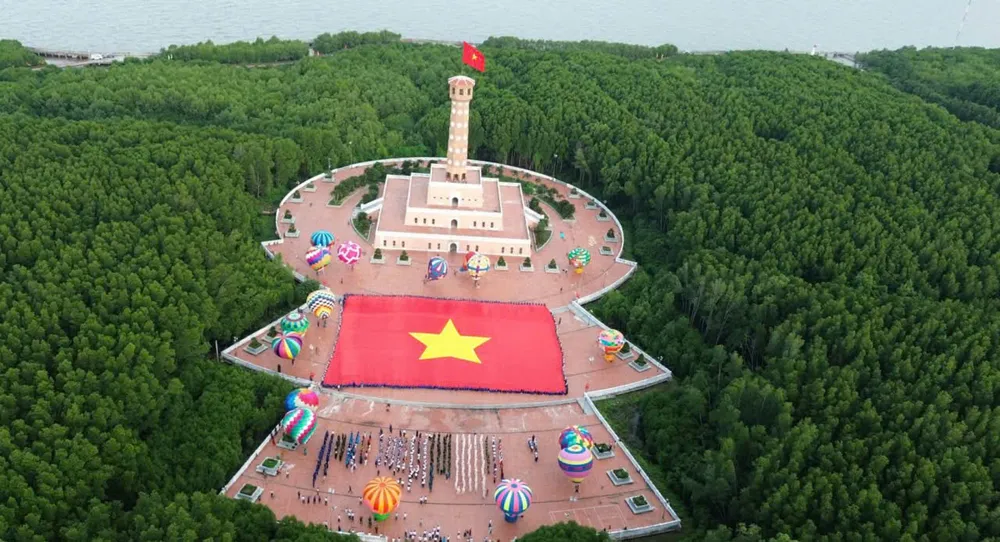 Lễ chào cờ và Lễ thượng cờ tại Cột cờ Hà Nội - Mũi Cà Mau chào mừng kỷ niệm 81 năm Ngày Quốc khánh 2-9