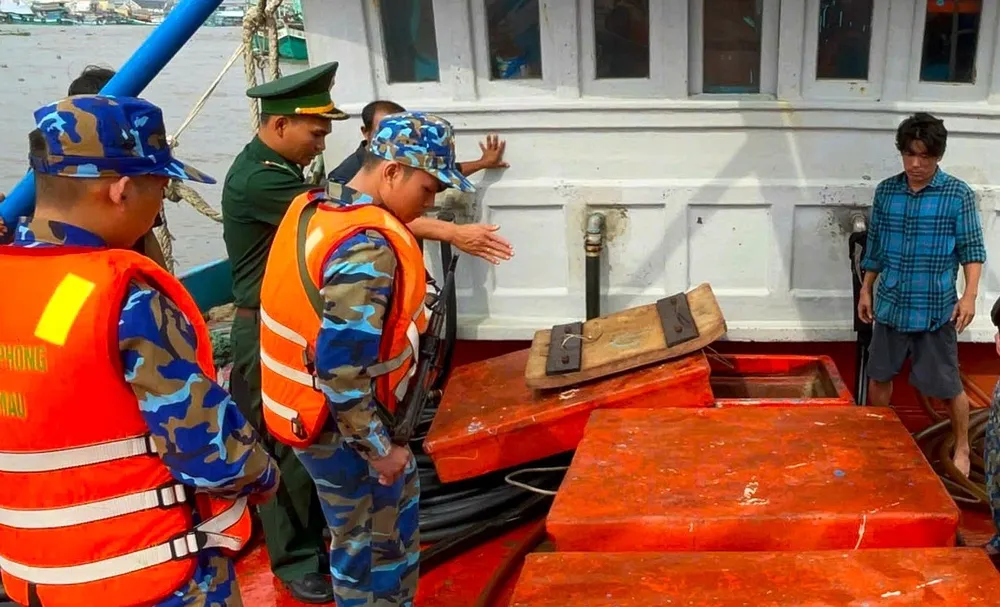 Bản sao 2 Bien phong Ca Mau phat hien dau lau.jpg
