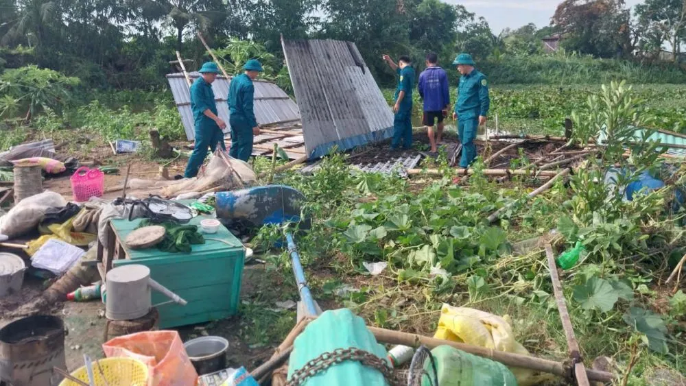 Dông lốc làm sập và tốc mái 87 căn nhà ở An Giang 