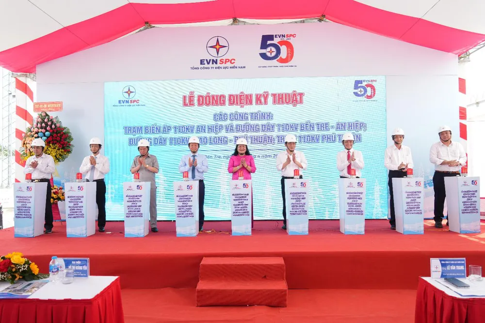 Lãnh đạo Tỉnh ủy, UBND tỉnh Bến Tre và lãnh đạo EVNSPC thực hiện nghi thức đóng điện kỹ thuật các công trình 110kV tại Bến Tre sáng 29-4-2025