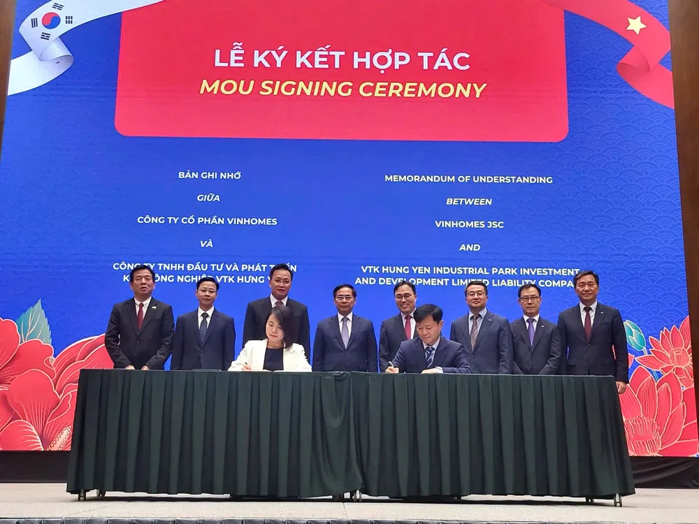 Đại diện công ty Vinhomes (trái) ký biên bản ghi nhớ hợp tác với đại diện VTK (phải) trong khuôn khổ Sự kiện Meet Korea – Gặp gỡ Hàn Quốc 2025 do Bộ Ngoại giao Việt Nam và Đại sứ quán Hàn Quốc tại Việt Nam chủ trì.