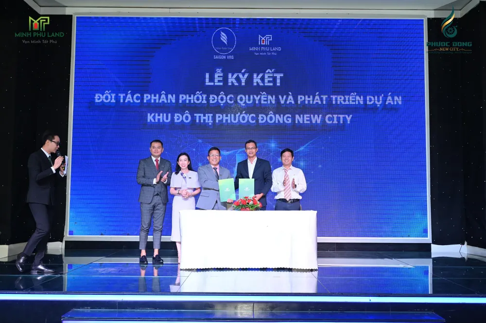 Ông Lư Thanh Nhã - TGĐ CTCP Đầu tư Sài Gòn VRG (thứ hai từ phải) và ông Trần Văn Dương - TGĐ CTCP Đầu tư Địa ốc Minh Phú ký kết hợp tác ngày 4-6-2025