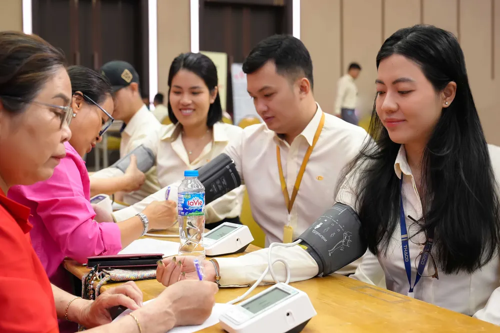 CBNV Thaco khám sức khỏe trước khi hiến máu