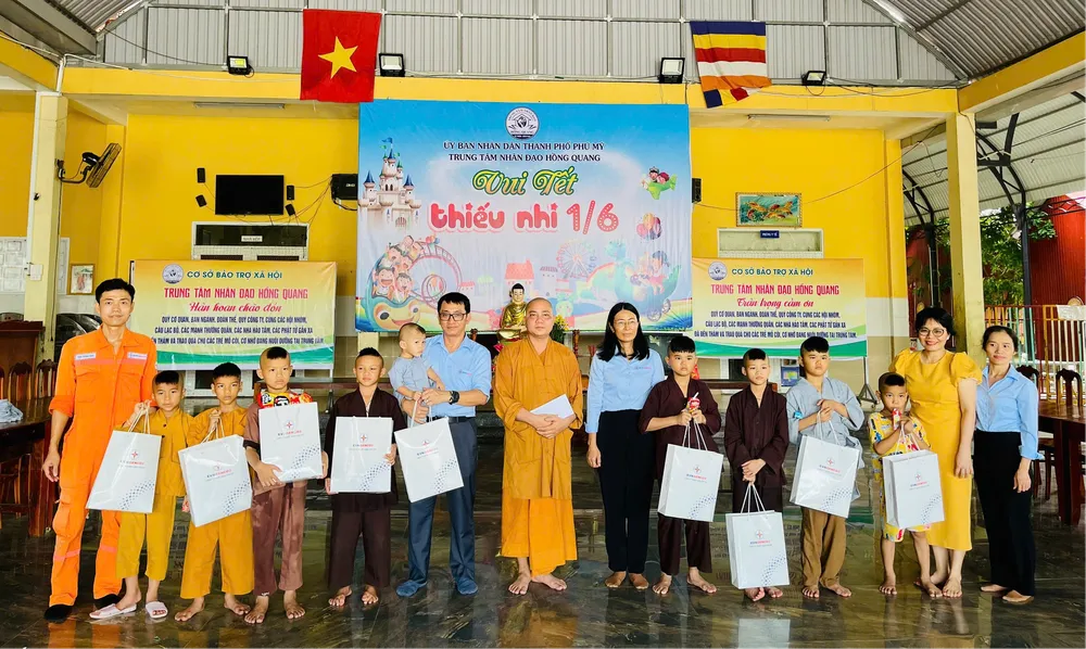 Thăm hỏi và tặng quà cho gần 120 trẻ mồ côi tại Mái Ấm Hồng Quang