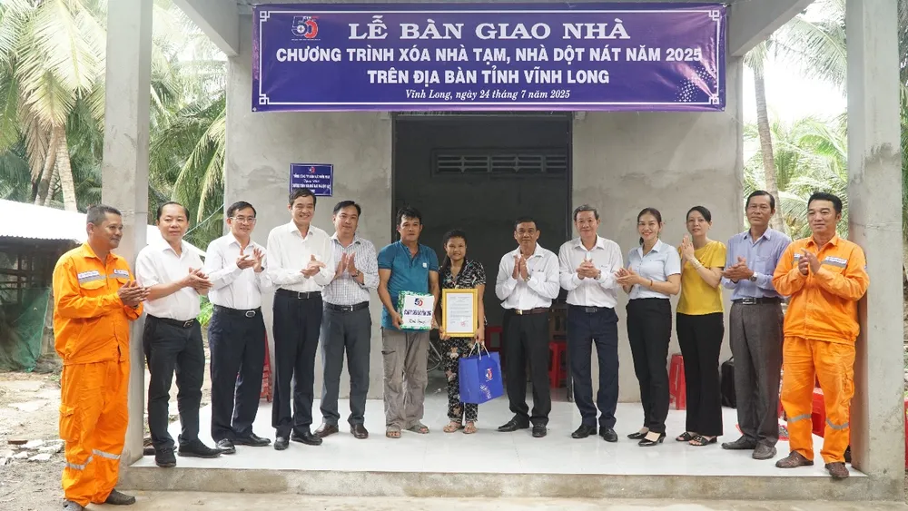 Ông Lê Xuân Hải – Thành viên HĐTV EVNSPC (thứ 4 từ trái sang) cùng đại diện chính quyền địa phương trao tặng nhà cho gia đình anh Lê Anh Thương (xã Càng Long, tỉnh Vĩnh Long)