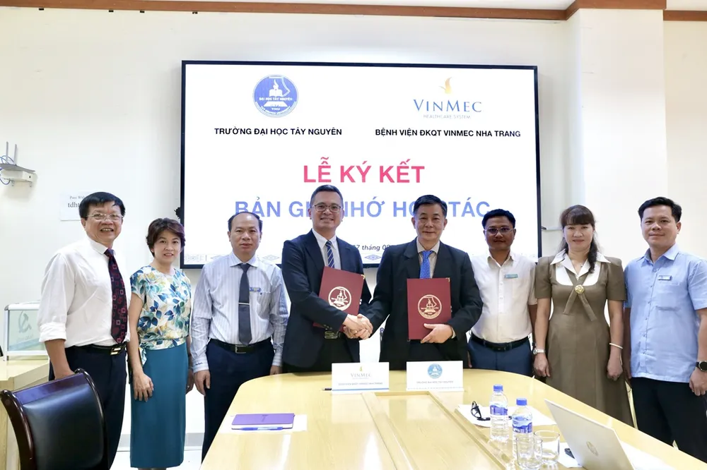 Đại diện Bệnh viện đa khoa Vinmec Nha Trang và Đại học Tây Nguyên ký kết hợp tác chiến lược 