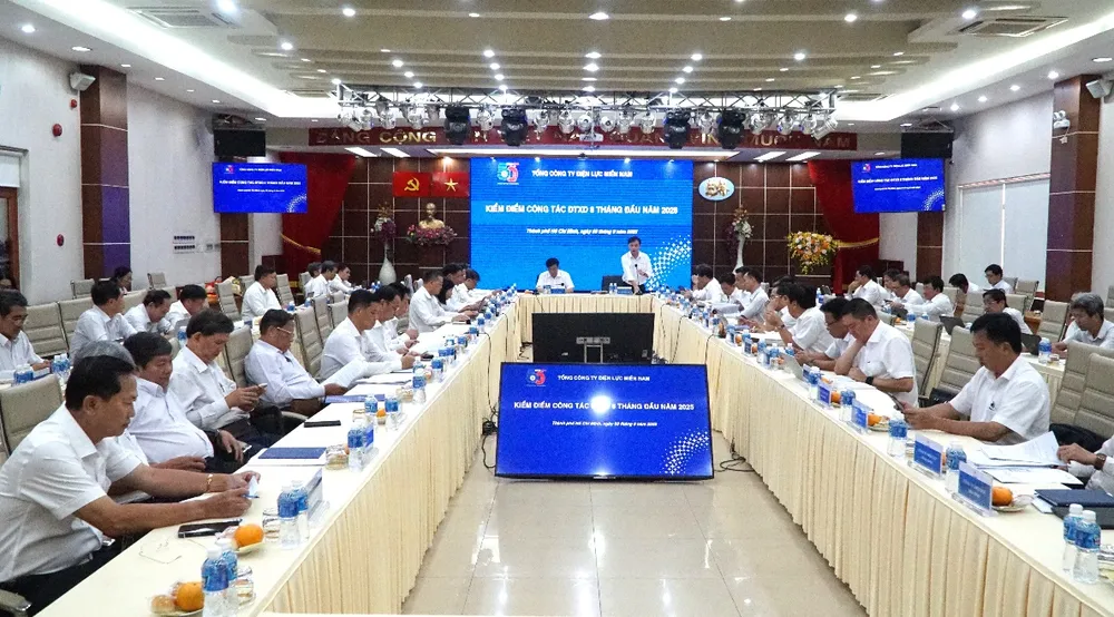 Tổng giám đốc EVNSPC Nguyễn Phước Đức phát biểu chỉ đạo tại cuộc họp Tổng kết công tác đầu tư xây dựng 8 tháng đầu năm 2025