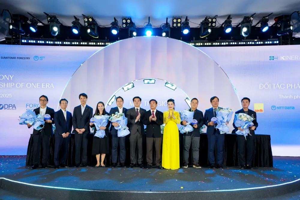 Bà Đặng Thị Kim Oanh trao kỷ niệm chương cho đại diện các đối tác đồng hành và các nhà phát triển