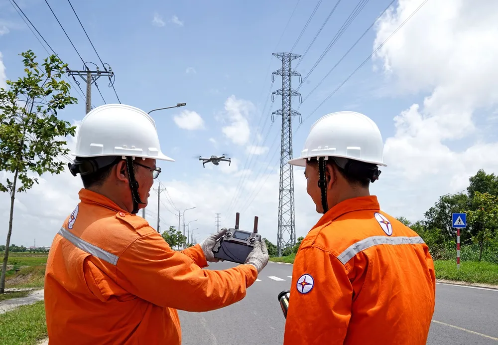CBCNV EVNSPC ứng dụng thiết bị flycam trong công tác kiểm tra lưới điện