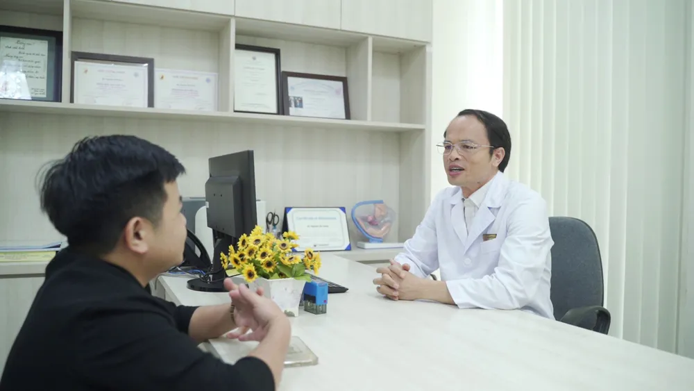 Bác sĩ Nguyễn Bá Hưng thăm khám cho bệnh nhân Kế