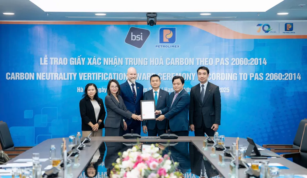 Ông Nguyễn Ngọc Tú, Phó Tổng giám đốc đại diện Petrolimex nhận giấy Xác nhận Trung hòa carbon từ đại diện Đại sứ quán Anh và Tổ chức BSI 