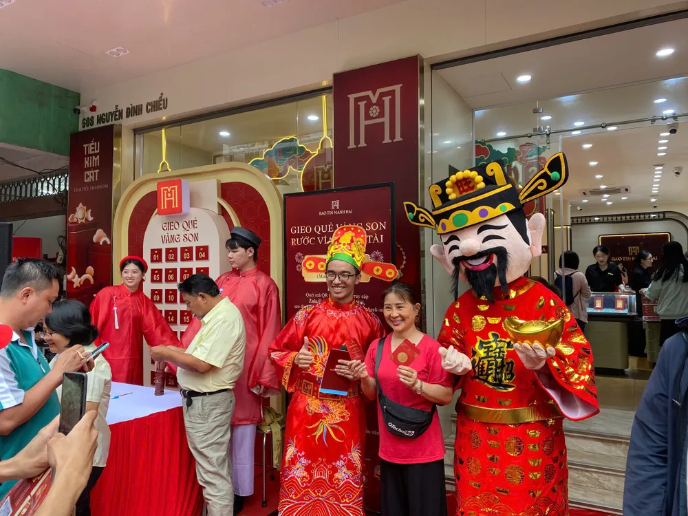 Khách hàng hào hứng tham gia chương trình "Giao quẻ vàng son - Rước vía Thần tài" tại Bảo Tín Mạnh Hải trong ngày mùng 10 tháng Giêng