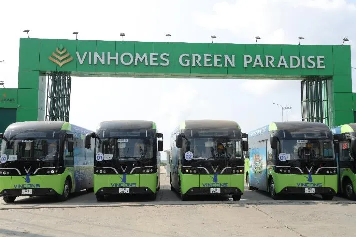 Công nhân VinCons được đưa đón đi làm bằng xe buýt điện