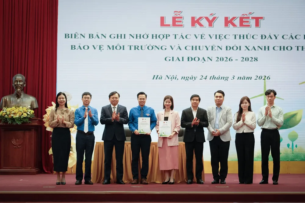 TS. Lê Thái Hà - Đại diện Quỹ Vì tương lai xanh (đứng thứ 5 từ trái qua) cùng ông Tạ Hồng Sơn - Đại diện Đoàn Thanh niên Bộ Nông nghiệp và Môi trường (đứng thứ 4 từ trái qua) ký kết Biên bản ghi nhớ hợp tác. Lễ ký kết có sự chứng kiến của ông Nguyễn Hoàng Hiệp - Thứ trưởng Bộ Nông nghiệp và Môi trường (đứng thứ 3 từ trái qua)