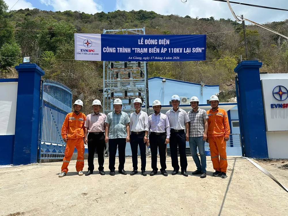 Chủ tịch HĐTV EVNSPC Lê Văn Trang (thứ 3 từ trái sang) cùng lãnh đạo các đơn vị tham gia chỉ đạo trực tiếp công tác đóng điện tại Trạm biến áp 110kV Lại Sơn