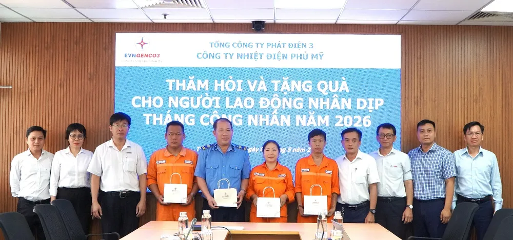 Ông Lê Vũ Trung - Phó Giám đốc - Chủ tịch Công đoàn Công ty tặng quà cho Người lao động có hoàn cảnh khó khăn