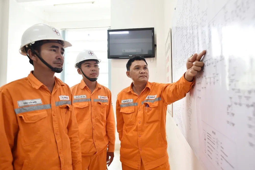 Đội quản lý vận hành Công ty Điện lực An Giang theo dõi phương án đảm bảo điện tại các địa điểm quan trọng trên địa bàn (ảnh: Thùy Trang)