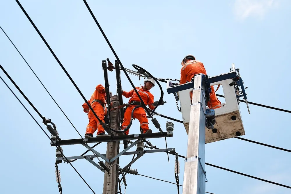 Công nhân ngành điện thực hiện kiểm tra đường dây, đảm bảo cấp điện an toàn, liên tục (ẢNH: VIỆT HOA)