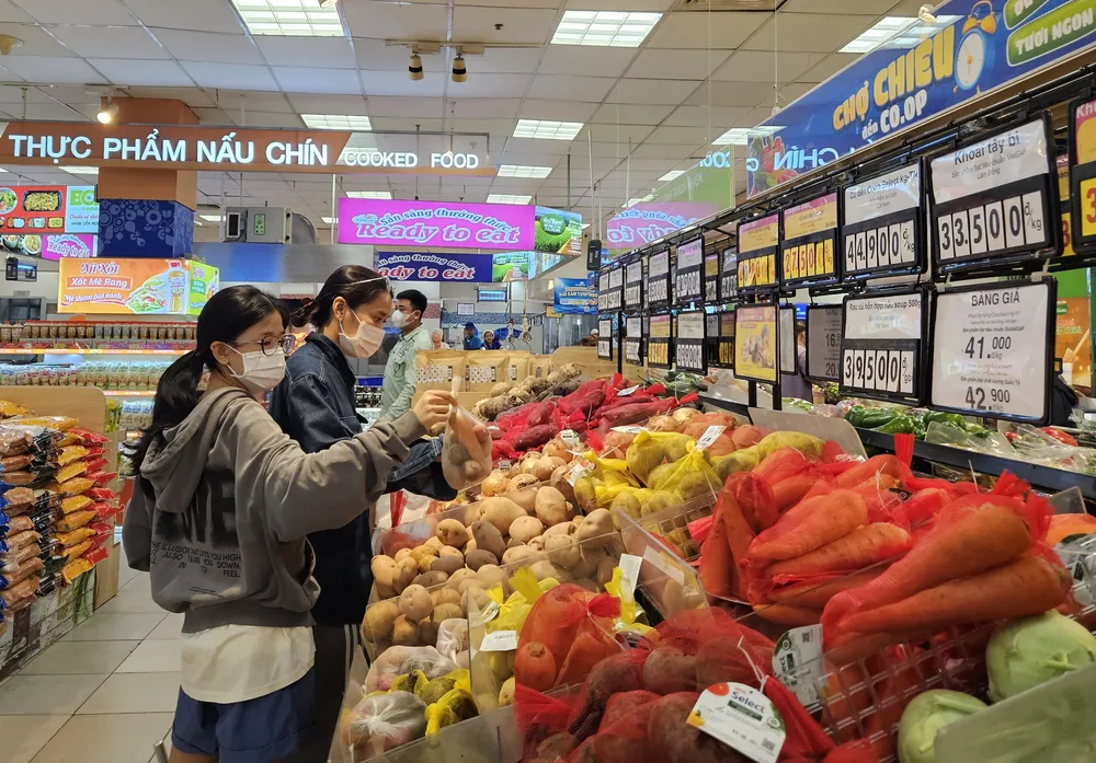 Siêu thị Co.opmart là nơi mua sắm được nhiều người tiêu dùng chọn lựa (MỸ Ý)