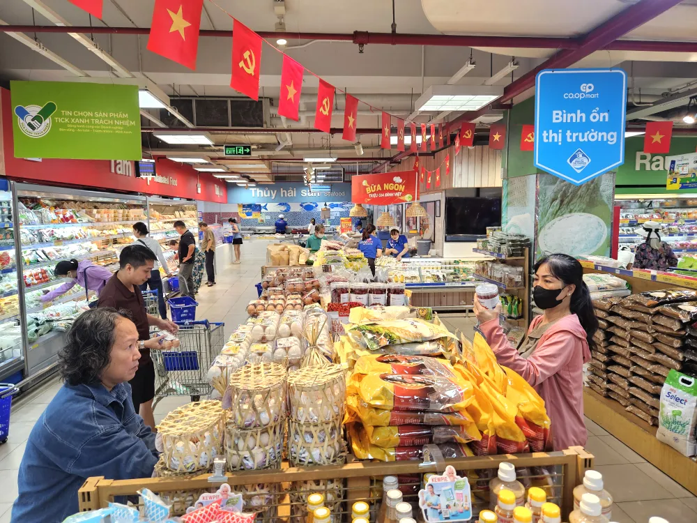 Các siêu thị tập trung nhiều chương trình kích cầu cuối năm (ẢNH: HOÀNG MAI)