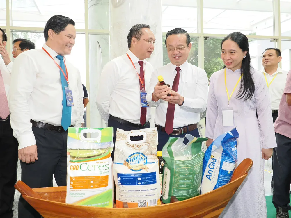 Các doanh nghiệp và đại biểu tìm hiểu sản phẩm OCOP tại khu vực trưng bày bên lề Hội nghị kết nối đầu tư và hợp tác phát triển giữa TPHCM với các tỉnh, thành vùng ĐNB và vùng ĐBSCL