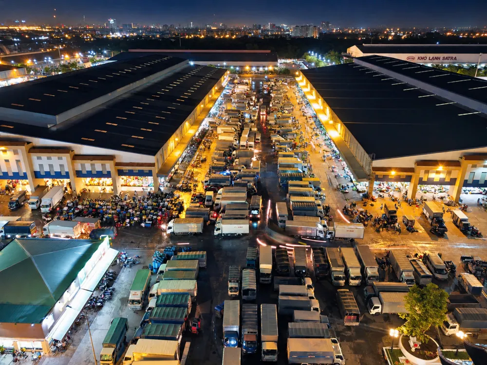 Lượng lớn hàng hóa từ các vùng sản xuất được tập kết, luân chuyển qua Chợ đầu mối Bình Điền, TPHCM, trước khi phân phối đến thị trường