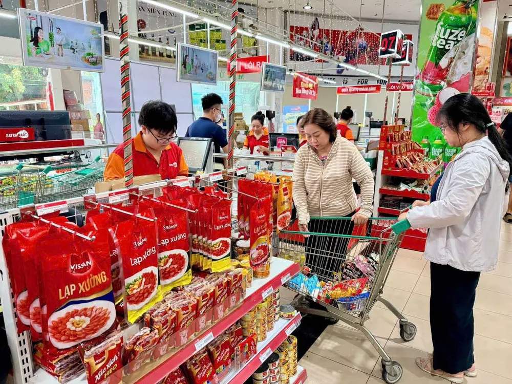 Người tiêu dùng lựa chọn các sản phẩm Vissan tại SatraMart đường Phạm Hùng, xã Bình Hưng, TPHCM (ẢNH: HOÀNG HÙNG)