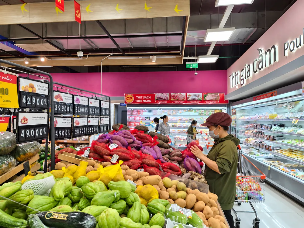 Các chương trình giảm giá được triển khai liên tục nhằm kích cầu tiêu dùng (ẢNH: KHÁNH HẠ)