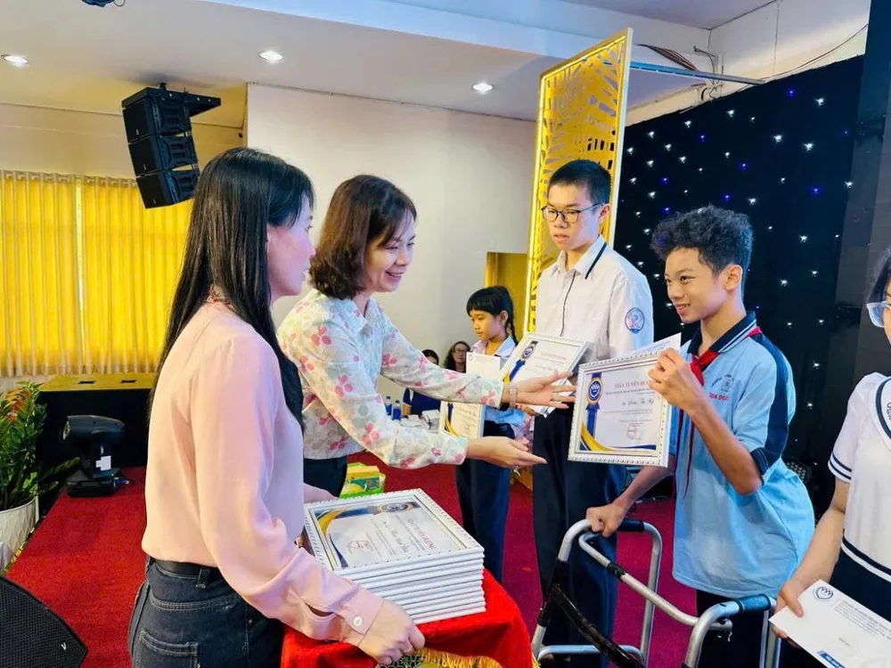 Đại diện Saigon Co.op trao giấy khen các học sinh tiêu biểu tại chương trình “Chia sẻ yêu thương - Tuyên dương những tấm gương nghị lực vươn lên” 2026 (ẢNH: HỒNG CHÂU)