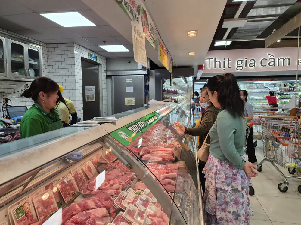 Người tiêu dùng ngày càng quan tâm đến an toàn thực phẩm (Ảnh: PHƯƠNG HOA)