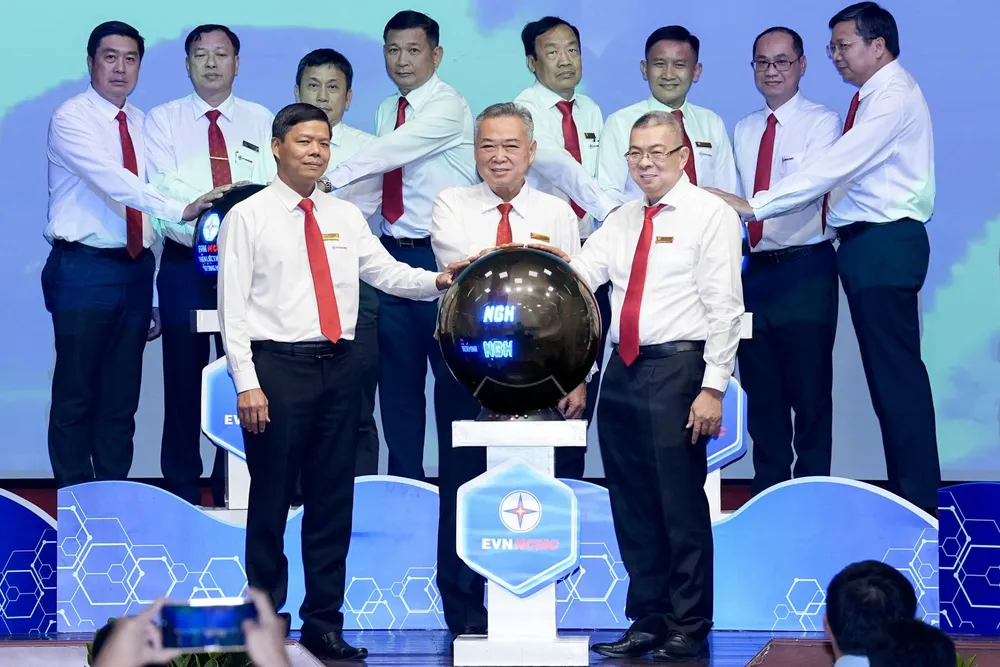 Các đồng chí lãnh đạo EVNHCMC cam kết thực hiện thắng lợi nhiệm vụ năm 2026 (hàng đứng, phía trước) (ẢNH: HOA NGHI)