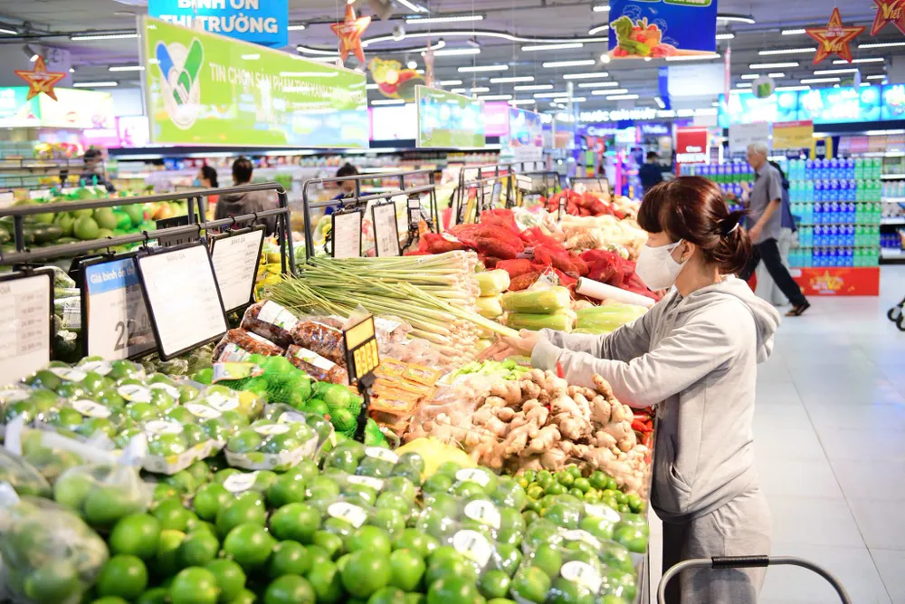 Khách hàng chọn sản phẩm Tick xanh trách nhiệm tại siêu thị Co.opmart, TPHCM