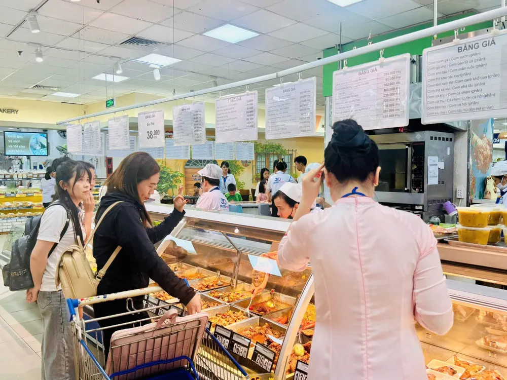 Khách hàng mua sắm thực phẩm tại Co.opmart Vũng Tàu (ẢNH: PHƯƠNG MAI)