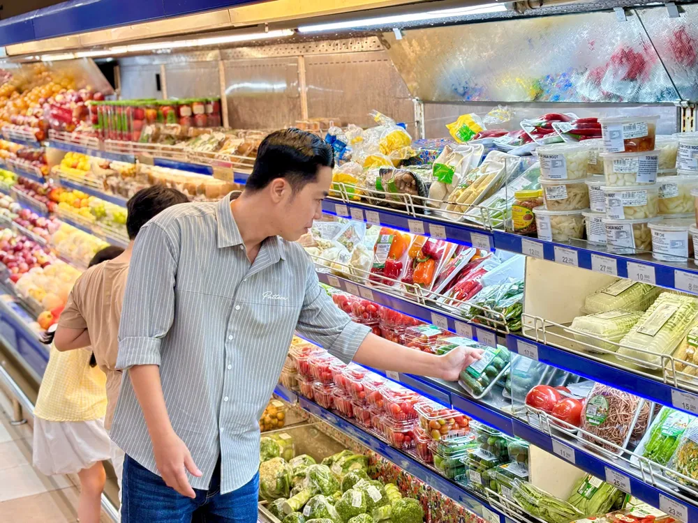 Khách hàng mua sắm tin vào hình ảnh trực tiếp (ẢNH: NGỌC NHI)