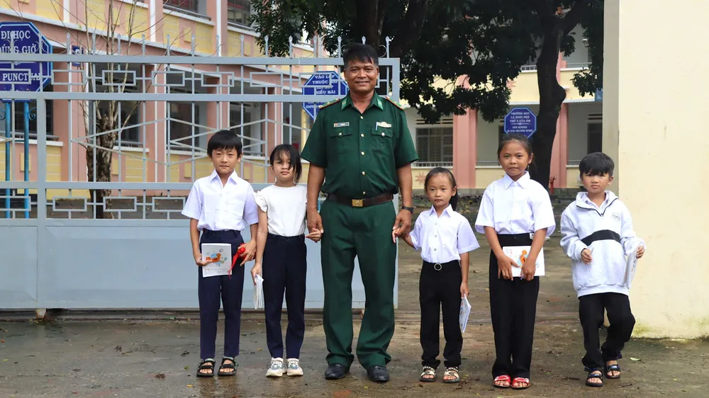 Chiến sĩ Đồn Biên phòng Ia Púch đưa đón các em học sinh xã Ia Púch đến trường học hè (ẢNH: HỮU PHÚC)