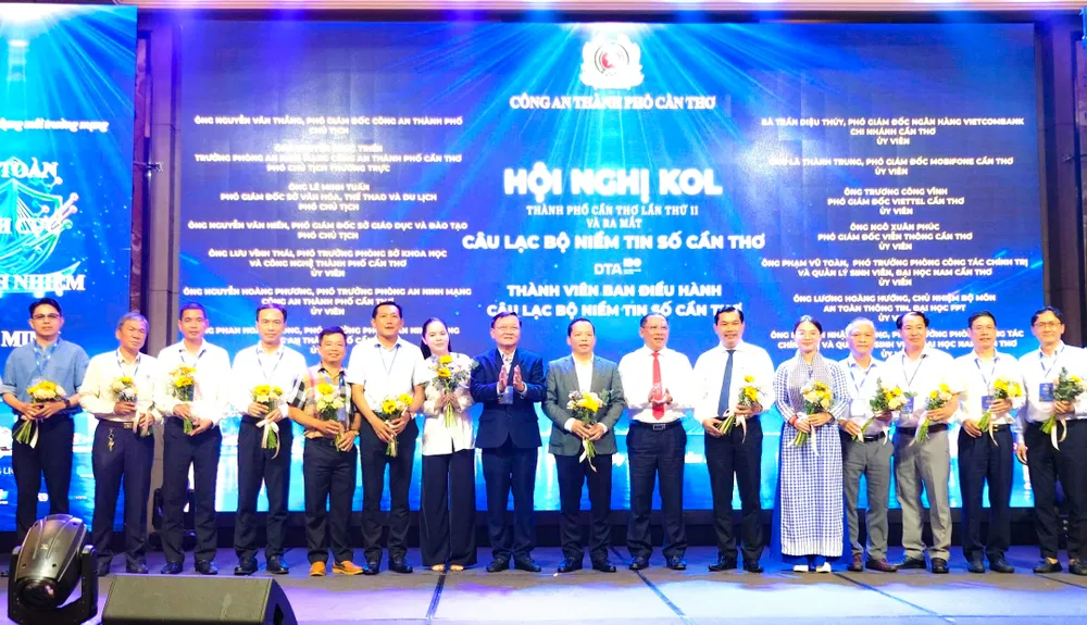 Các thành viên Câu lạc bộ Niềm tin số Cần Thơ tại buổi ra mắt (ẢNH: TUẤN QUANG)
