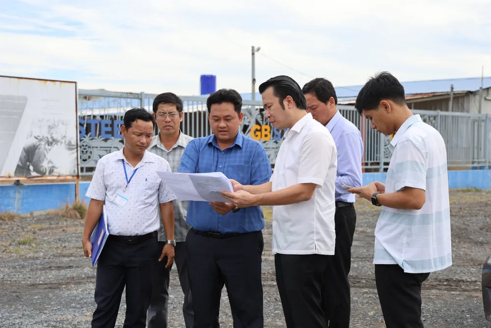 Lãnh đạo Sở Công thương tỉnh Tây Ninh khảo sát thực tế vị trí đầu tư Cụm công nghiệp Tân Ninh (ẢNH: SỞ CÔNG THƯƠNG TỈNH TÂY NINH)