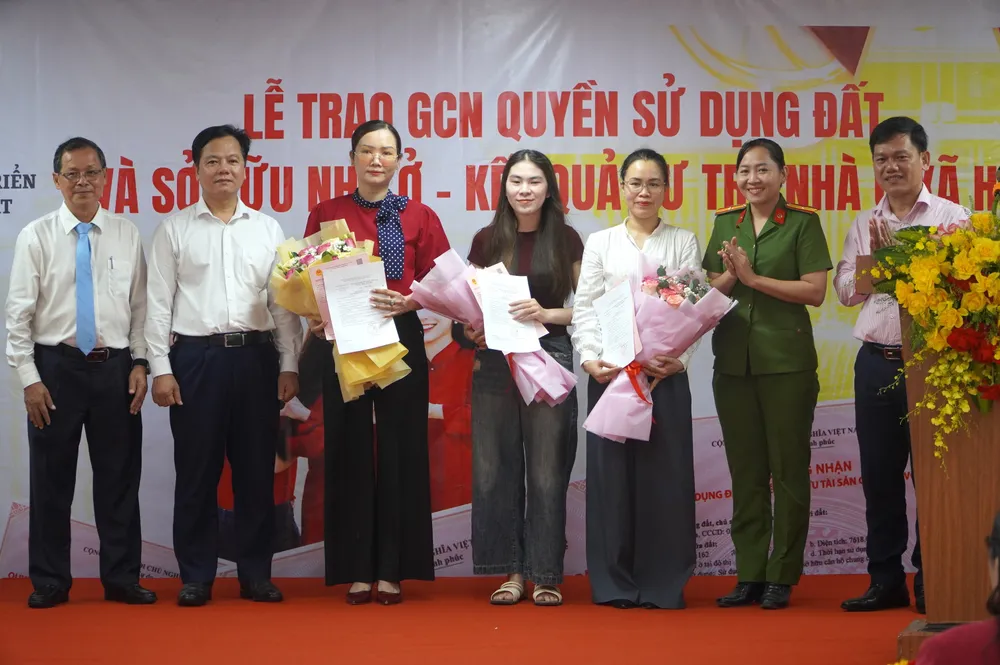 Trao sổ hồng cho cư dân dự án nhà ở xã hội phường Phước Tân, TP Đồng Nai (ẢNH: PHÚ NGÂN)