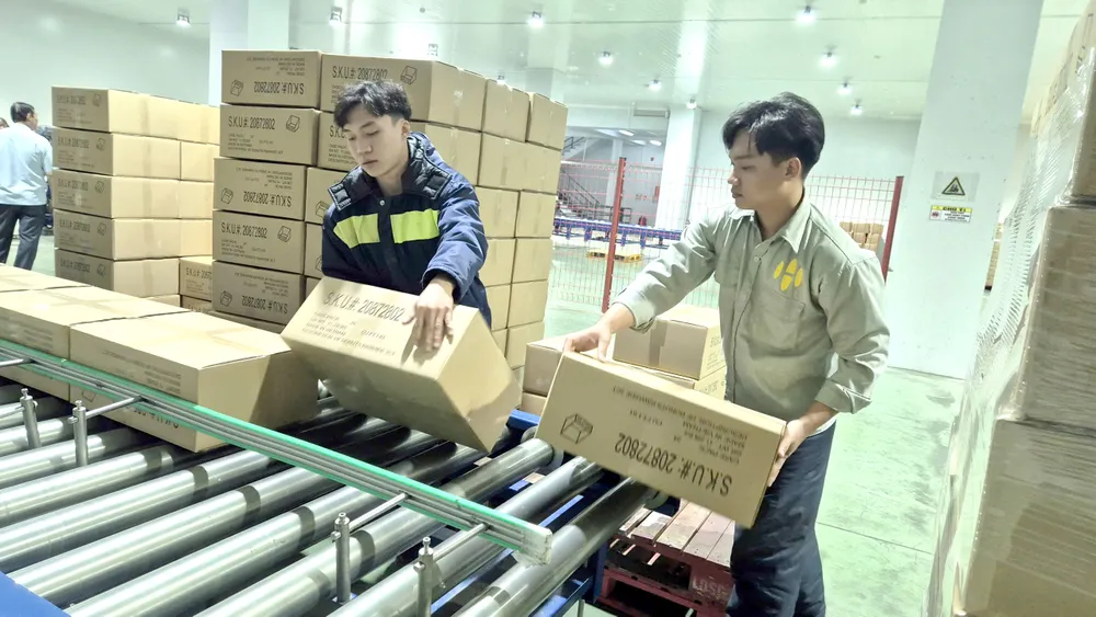 Đóng gói nông sản xuất khẩu tại Công ty CP Hạnh Nguyên Logistics, TP Cần Thơ (ẢNH: TUẤN QUANG)
