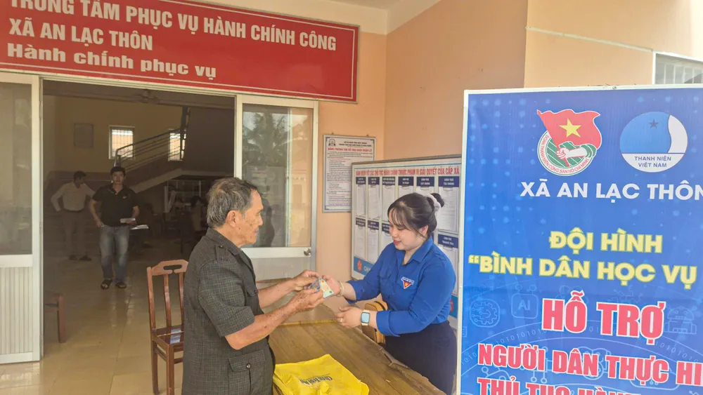 Hướng dẫn người dân thực hiện thủ tục hành chính tại xã An Lạc Thôn, TP Cần Thơ (ẢNH: TINH ANH)