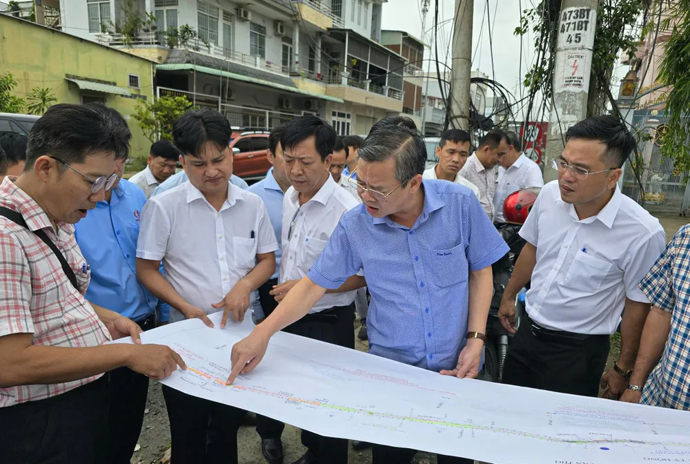 Chủ tịch UBND TP Cần Thơ Trương Cảnh Tuyên (thứ hai, từ phải sang) trực tiếp kiểm tra tiến độ dự án nâng cấp quốc lộ 91 (ẢNH: TUẤN QUANG)