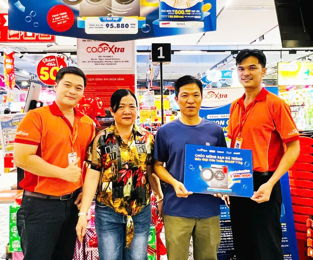 Khách hàng may mắn trúng thưởng (Ảnh: KHÁNH HẠ)