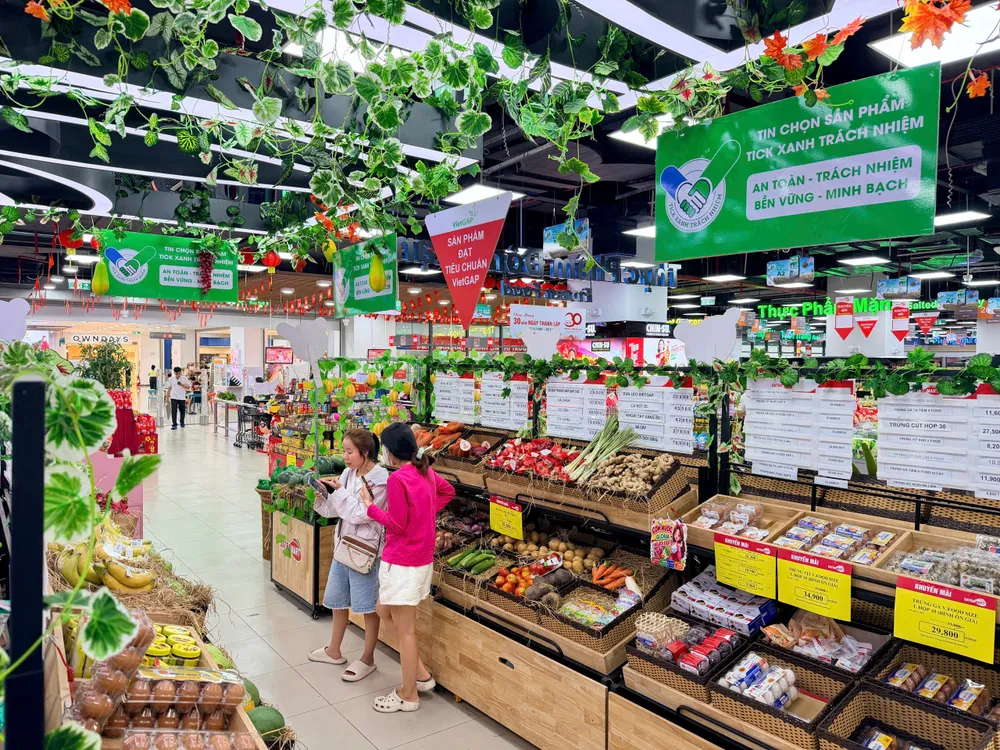 Người tiêu dùng lựa chọn thực phẩm tại khu vực sản phẩm “Tick xanh trách nhiệm” ở Centre Mall Võ Văn Kiệt (SATRA Võ Văn Kiệt), TPHCM (Ảnh: HOÀNG HÙNG)
