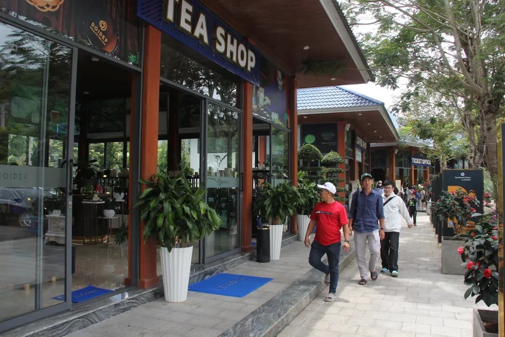Khu vực thưởng thức trà Việt ở KDL thác Prenn.JPG