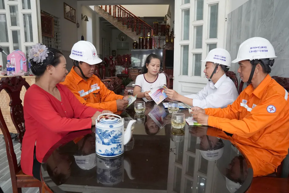 Nhân viên ngành điện TPHCM đến nhà tư vấn an toàn điện cho khách hàng (ẢNH: VIỆT HOA)